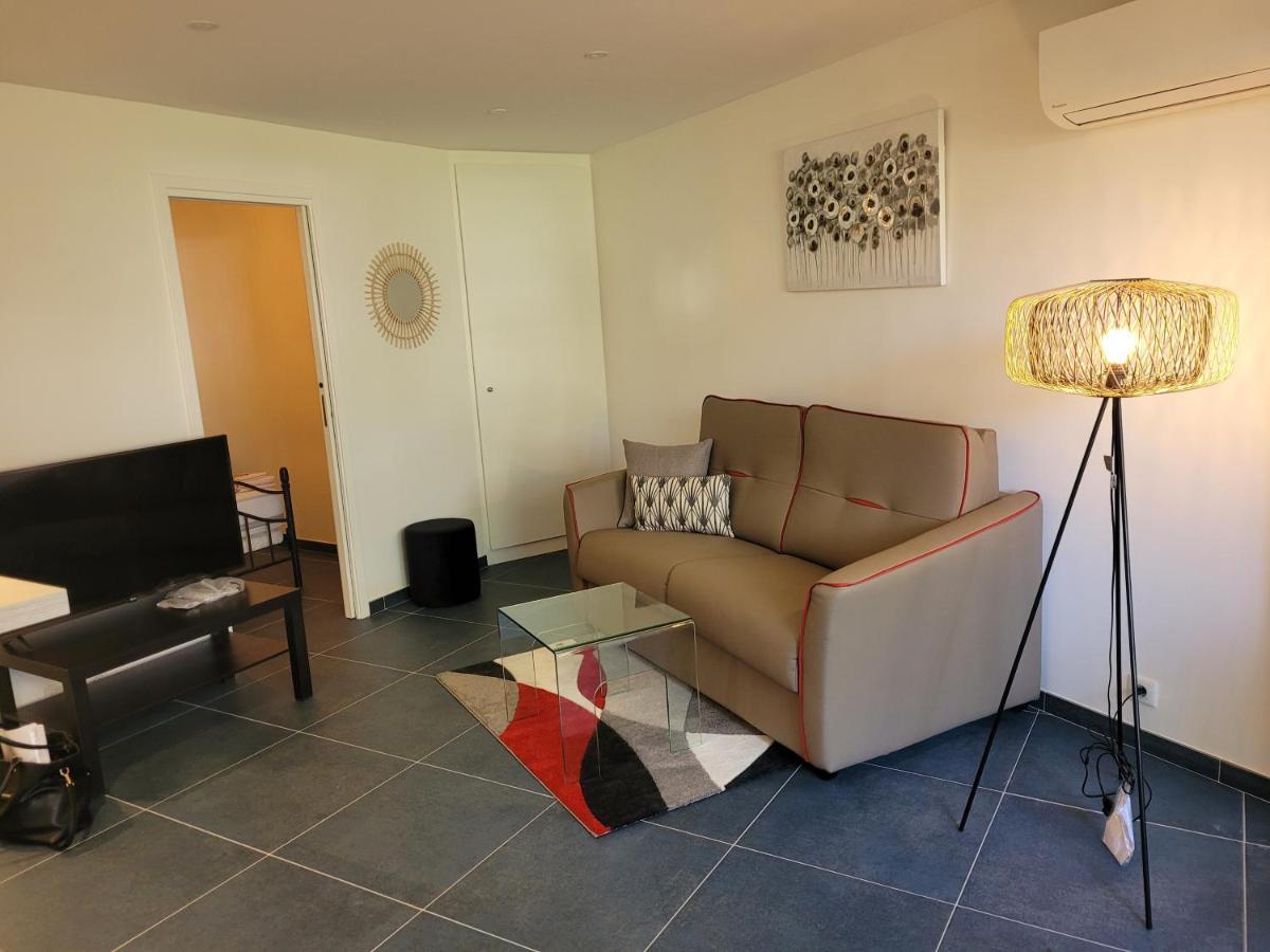 Superbe Studio Tout Neuf Avec Coin Nuit *